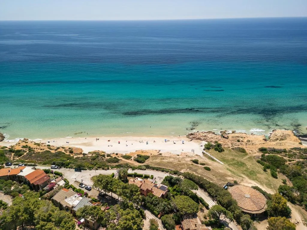 Vista panoramica della spiaggia e del mare turchese di Pinus Village in Sardegna