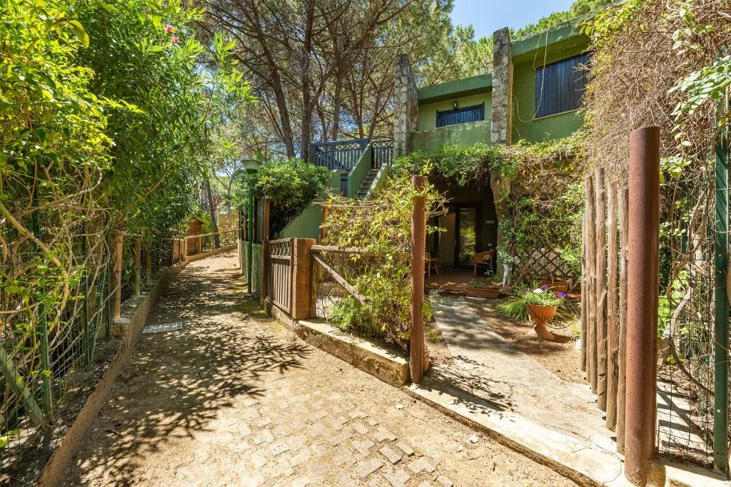 Casa Nola — vialetto nel verde