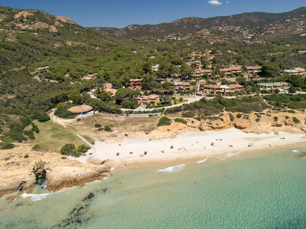 Costa e spiaggia di Pinus Village