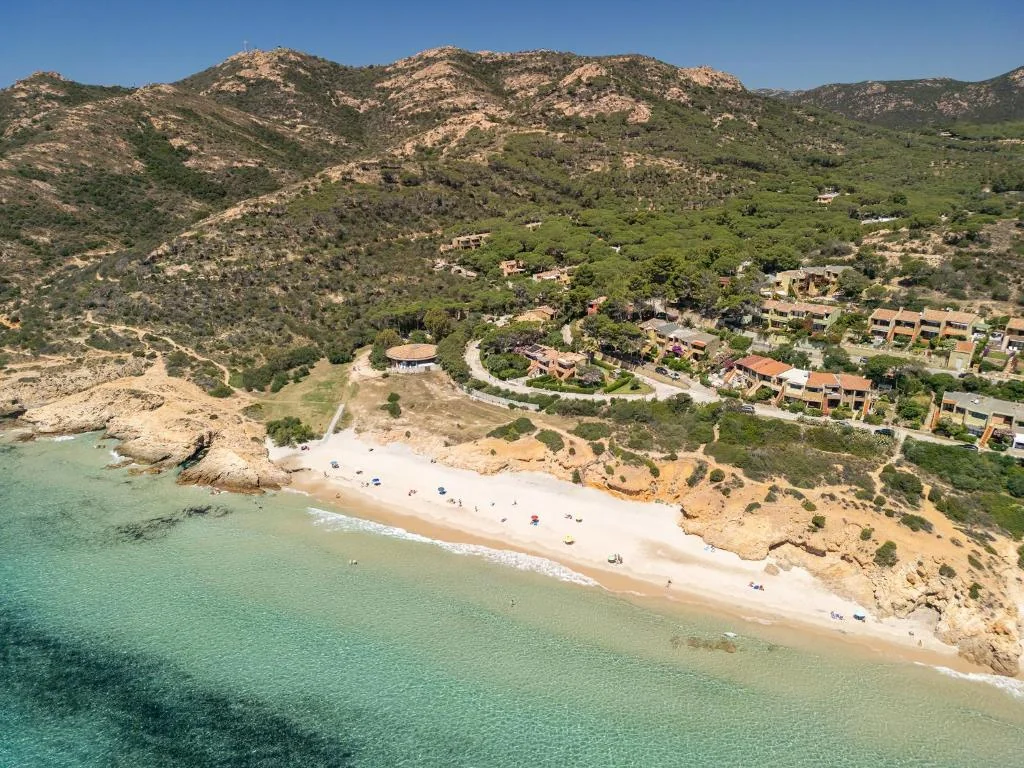 Vista aerea della costa e delle calette di Pinus Village in Sardegna