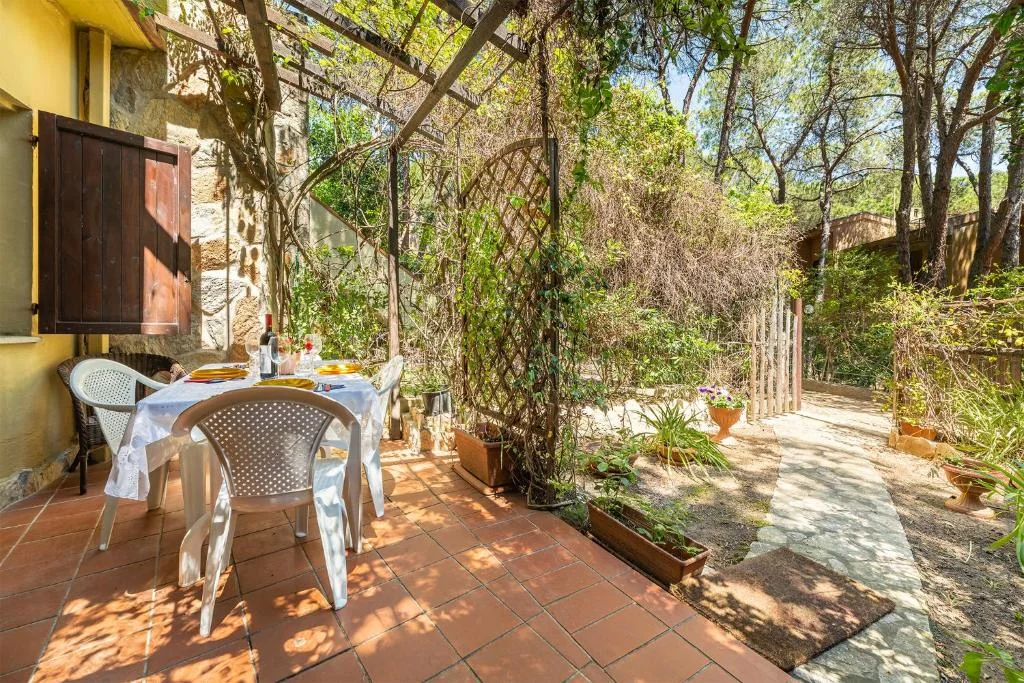 Veranda immersa nel verde di Casa Nola a Pinus Village